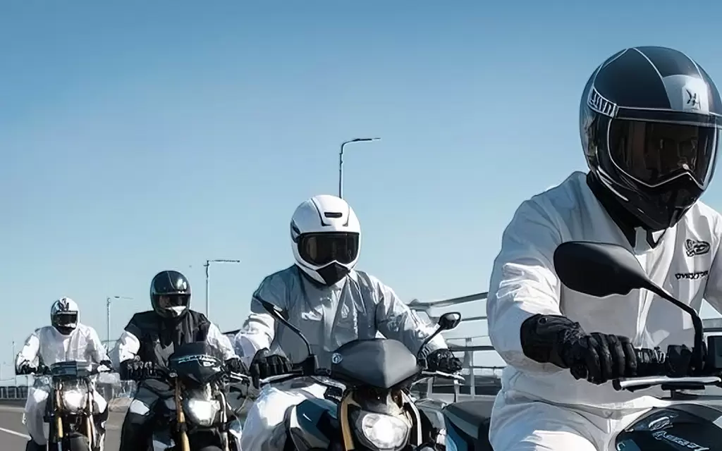 Đi xe m&aacute;y, kh&aacute;m ph&aacute; ngo&agrave;i trời v&agrave; huấn luyện qu&acirc;n sự