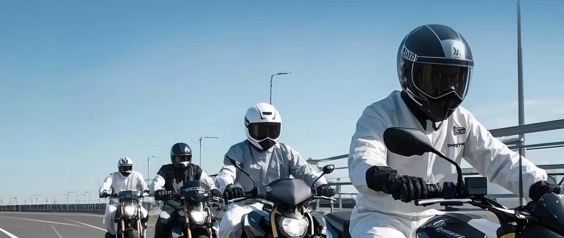 Đi xe m&aacute;y, kh&aacute;m ph&aacute; ngo&agrave;i trời v&agrave; huấn luyện qu&acirc;n sự