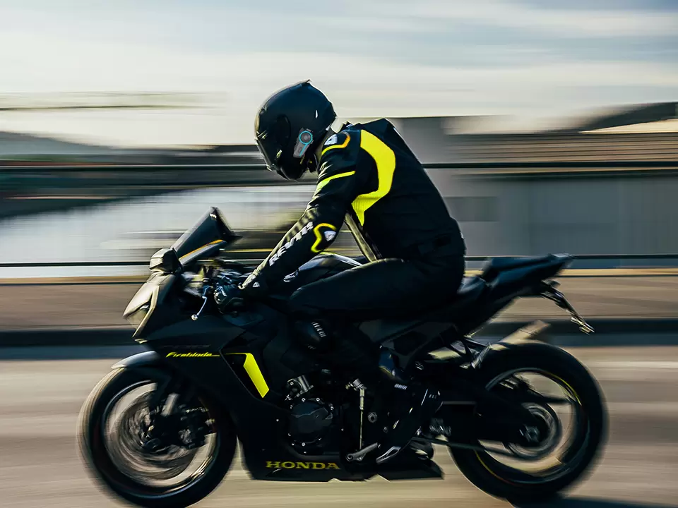 Đi xe m&aacute;y, kh&aacute;m ph&aacute; ngo&agrave;i trời v&agrave; huấn luyện qu&acirc;n sự